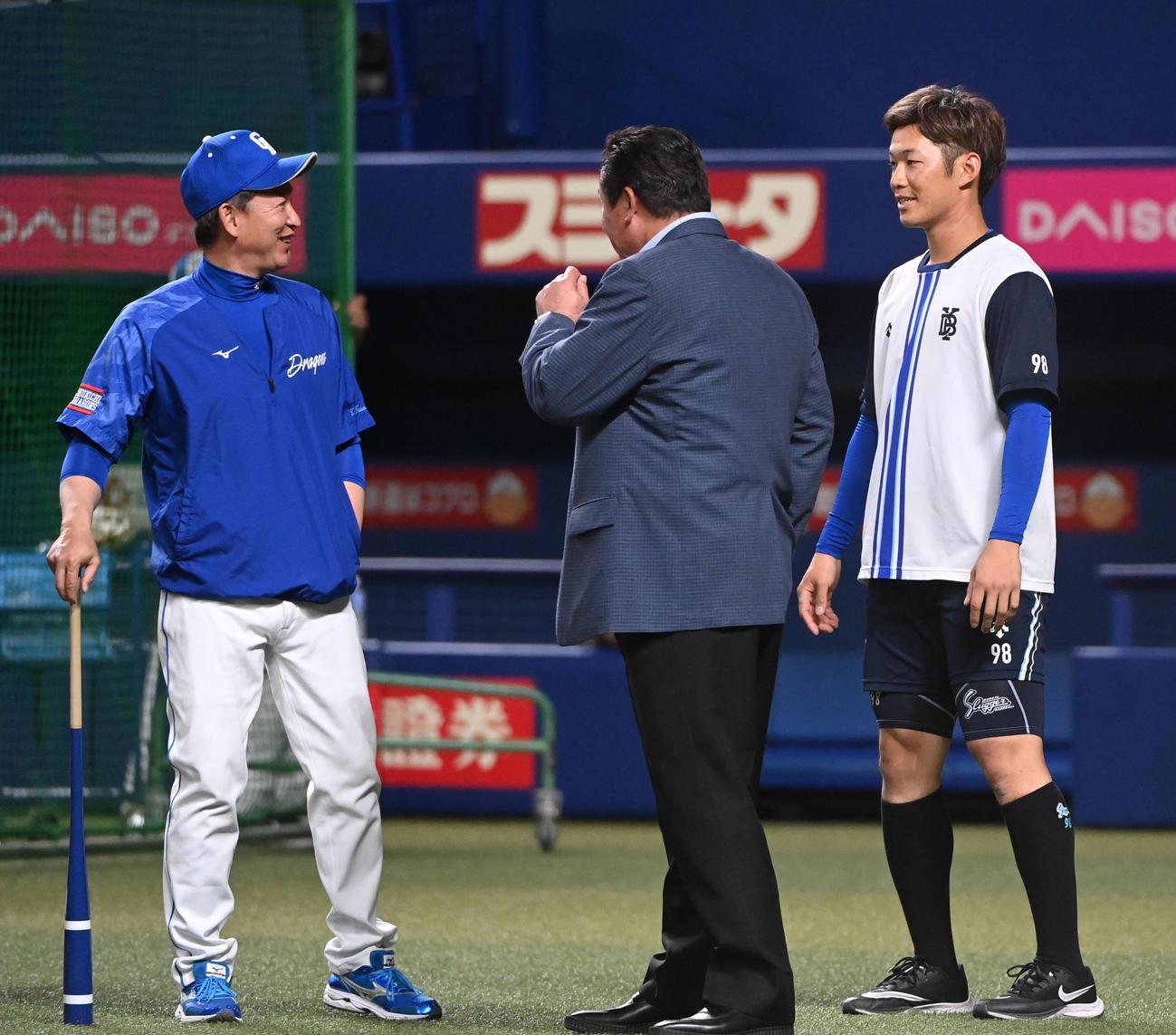 中日対DeNA　試合前、立浪監督にあいさつする京田（右）（撮影・森本幸一）
