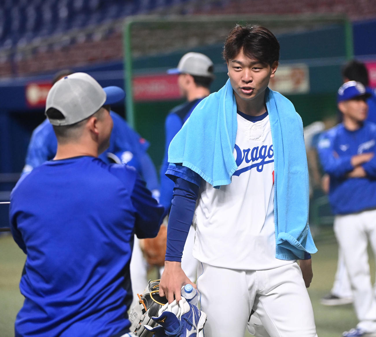 中日対DeNA　試合前、牧にあいさつをする高橋宏（右）（撮影・森本幸一）