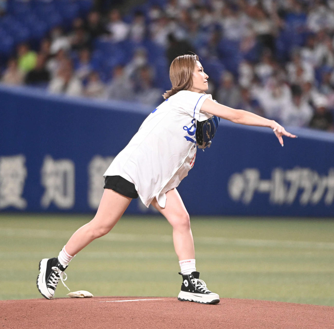 中日対DeNA　始球式をする櫻井音乃（撮影・森本幸一）