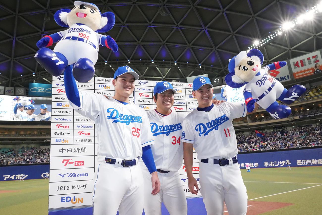 中日対DeNA　お立ち台でポーズを決める、左から石川昂、福、小笠原（撮影・森本幸一）