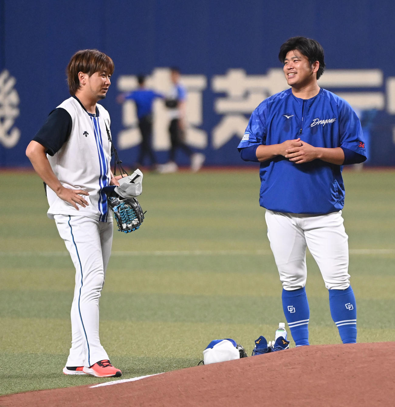 中日対DeNA　試合前、言葉を交わす（左から）三嶋と福（撮影・森本幸一）