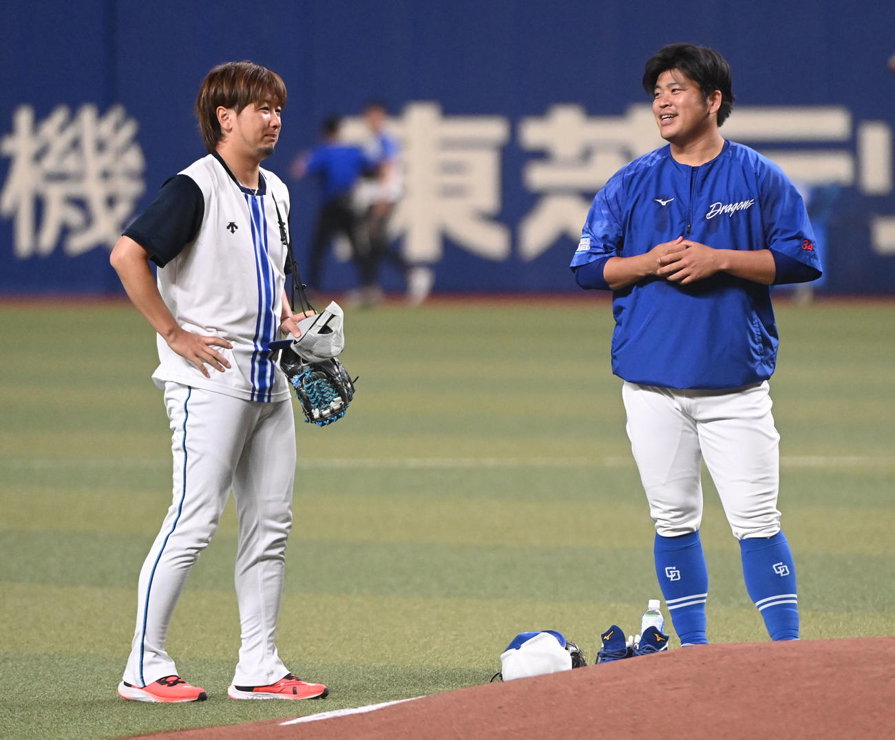 中日対DeNA　試合前、言葉を交わす（左から）三嶋と福（撮影・森本幸一）