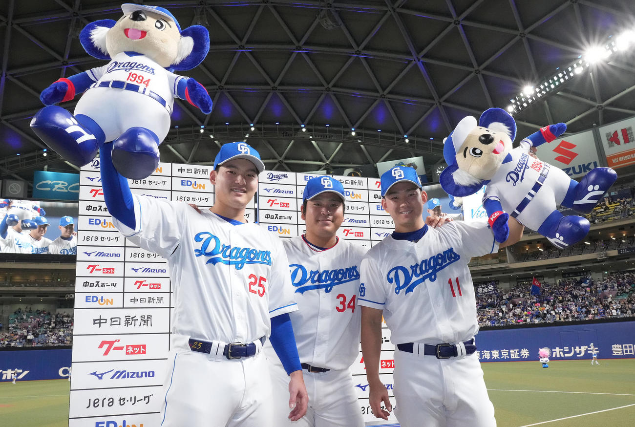 中日対DeNA　ヒーローインタビューを終え笑顔でポーズを決める（左から）石川昂、福、小笠原（撮影・森本幸一）