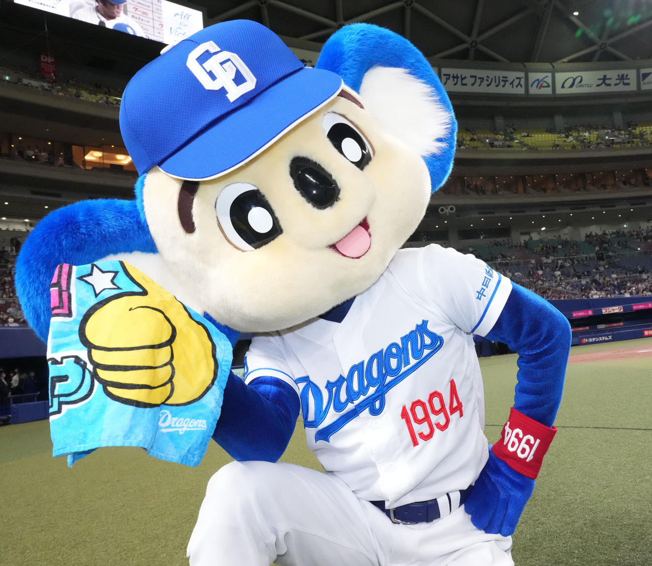 中日対DeNA　ヒーローインタビュー中、小笠原のタオルでポーズを決めるドアラ（撮影・森本幸一）