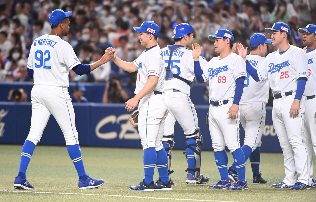 中日対DeNA　試合終了、マルティネスから勝利球を受け取る小笠原（左から2人目）（撮影・森本幸一）