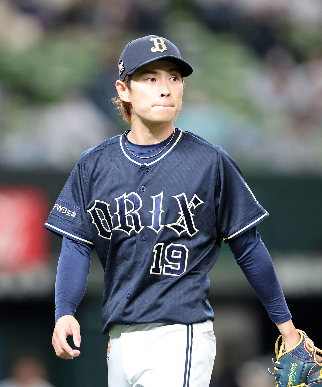 西武対オリックス　1回表、西武の攻撃を抑えベンチに引き揚げるオリックス山岡（撮影・鈴木正人）