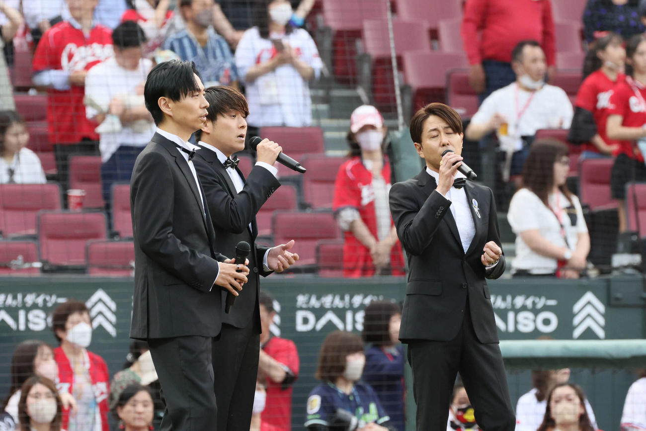 広島対ヤクルト　君が代斉唱するLAST FIRST（撮影・加藤孝規）
