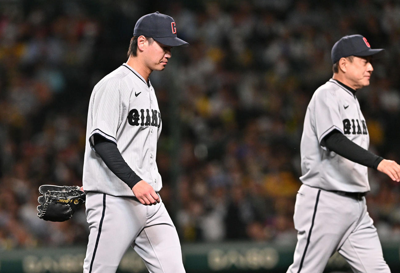 阪神対巨人　7回裏、交代を告げられベンチへ引き揚げる巨人鈴木康（左）と原監督（撮影・滝沢徹郎）