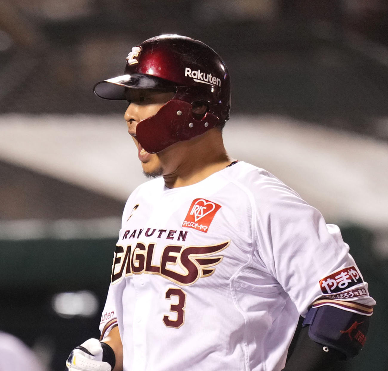 楽天対日本ハム　8回裏楽天無死一塁、左越え2点本塁打を放ちほえる浅村（撮影・横山健太）