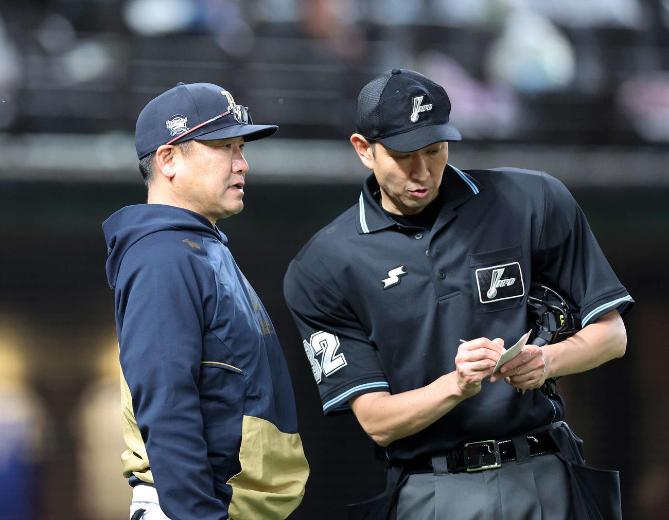 西武対オリックス　8回裏、投手交代を告げるオリックス中嶋監督（撮影・鈴木正人）