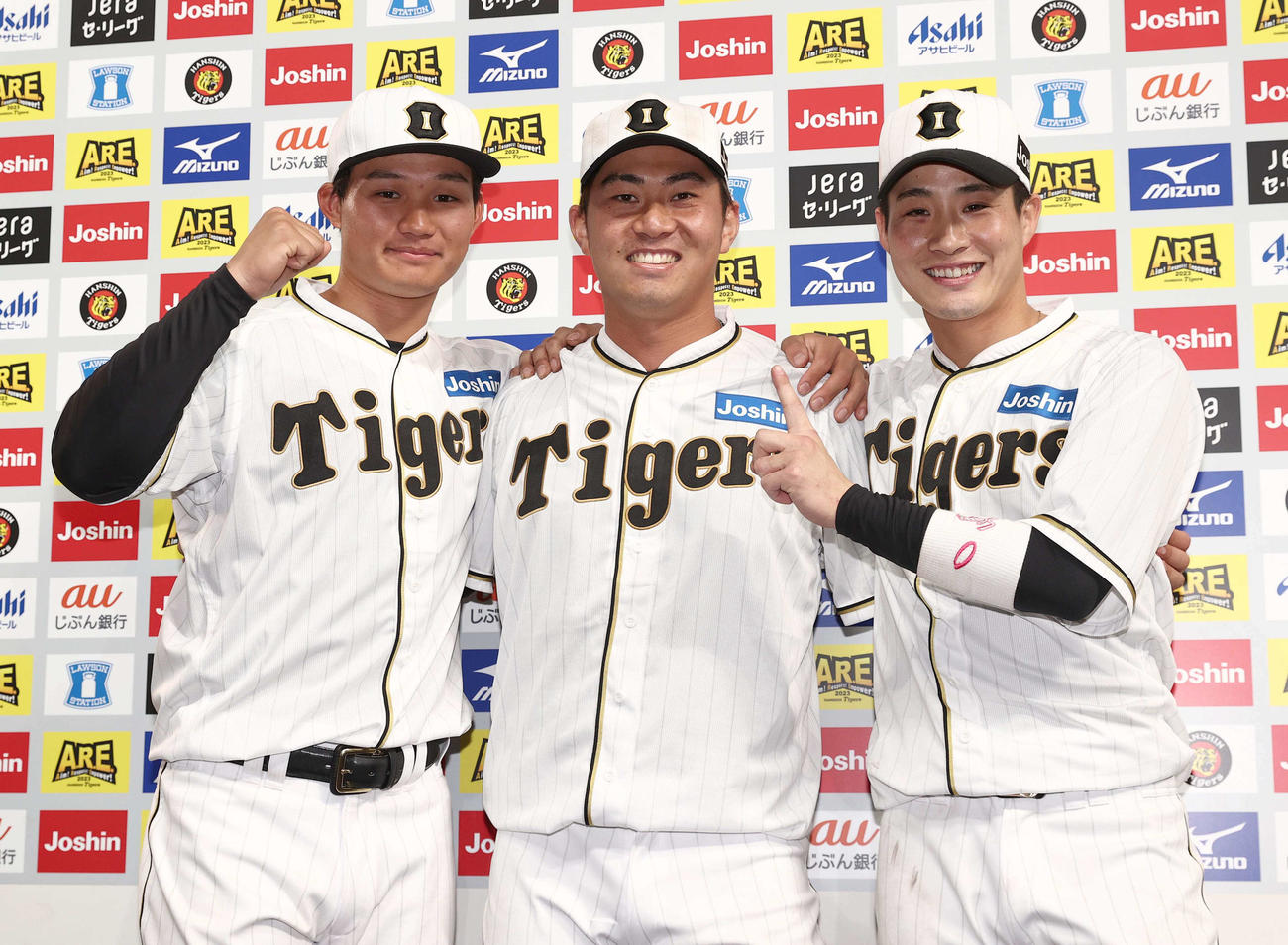 阪神対巨人　お立ち台でポーズを決める、左から森下、桐敷、木浪（撮影・上田博志）