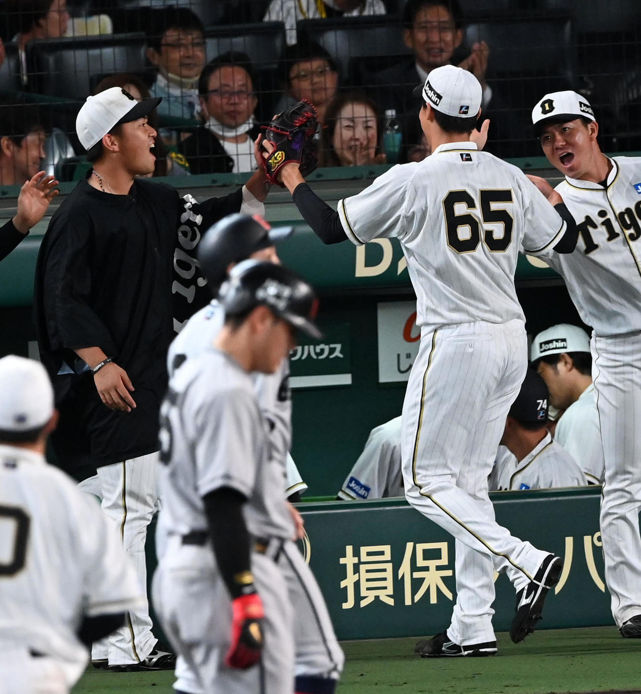 阪神対巨人　8回、湯浅（中央）を迎える桐敷（撮影・前岡正明）