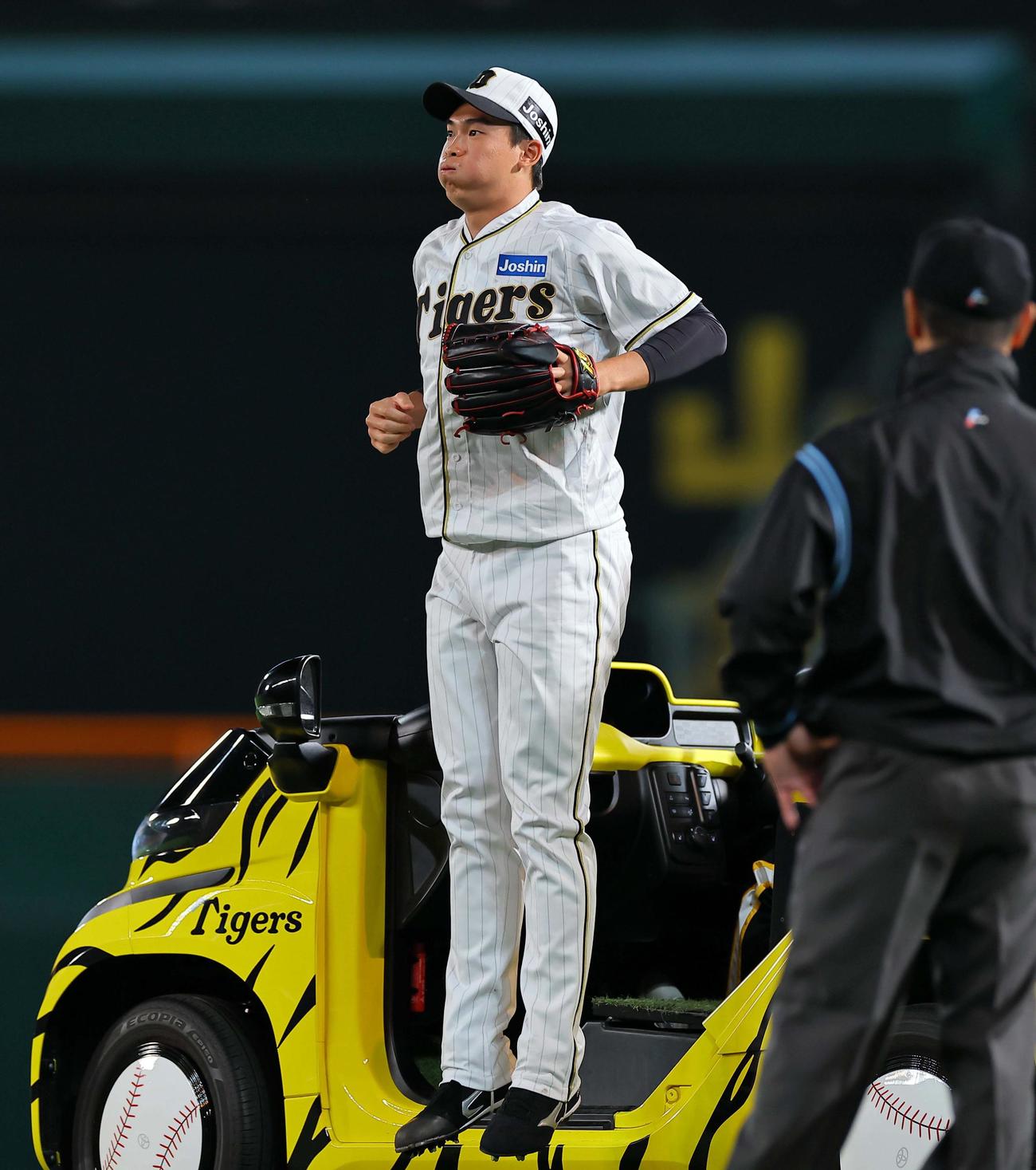 8回表、リリーフカーからジャンプして降りる湯浅（撮影・上田博志）
