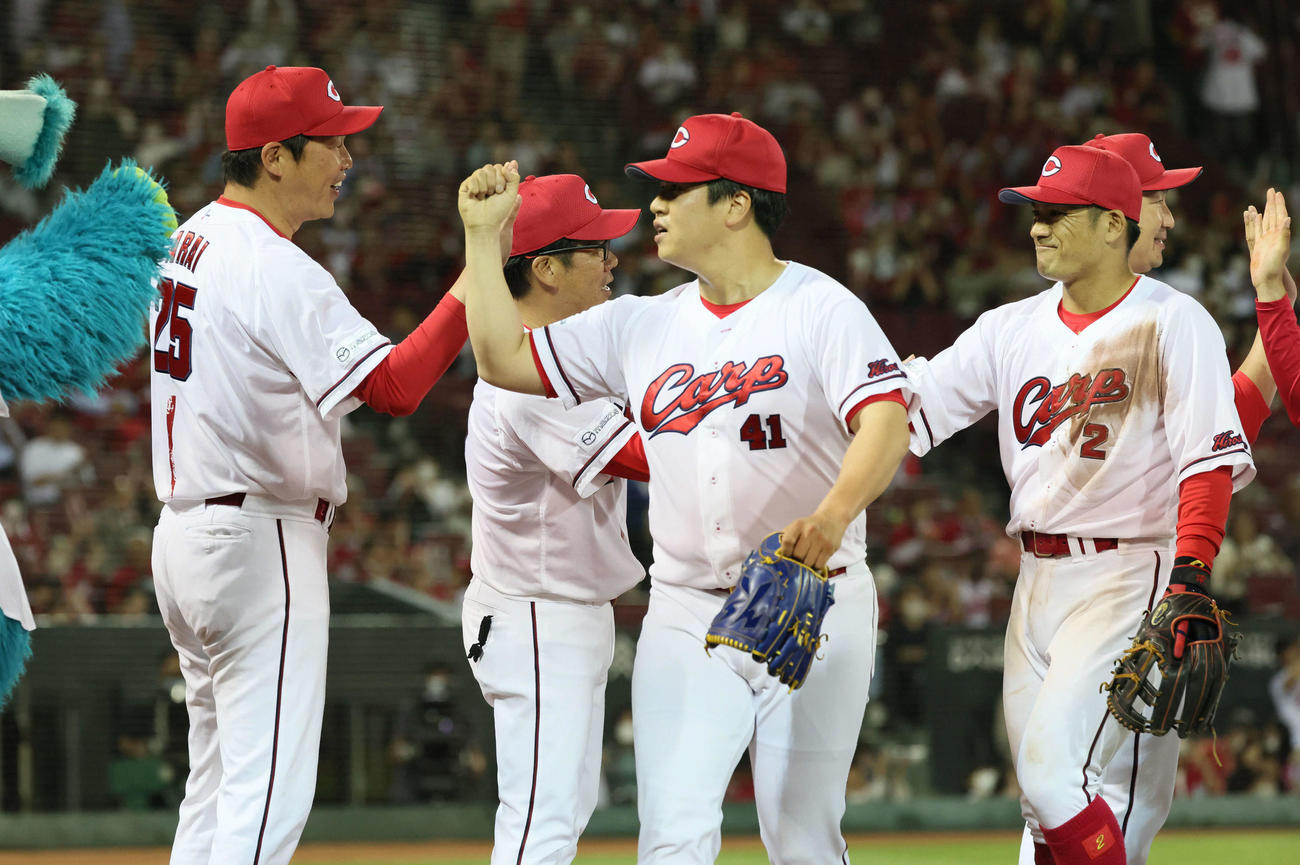 最後を締めた矢崎（中央）、3ランの田中（右）を迎える新井監督（左）（撮影・加藤孝規）