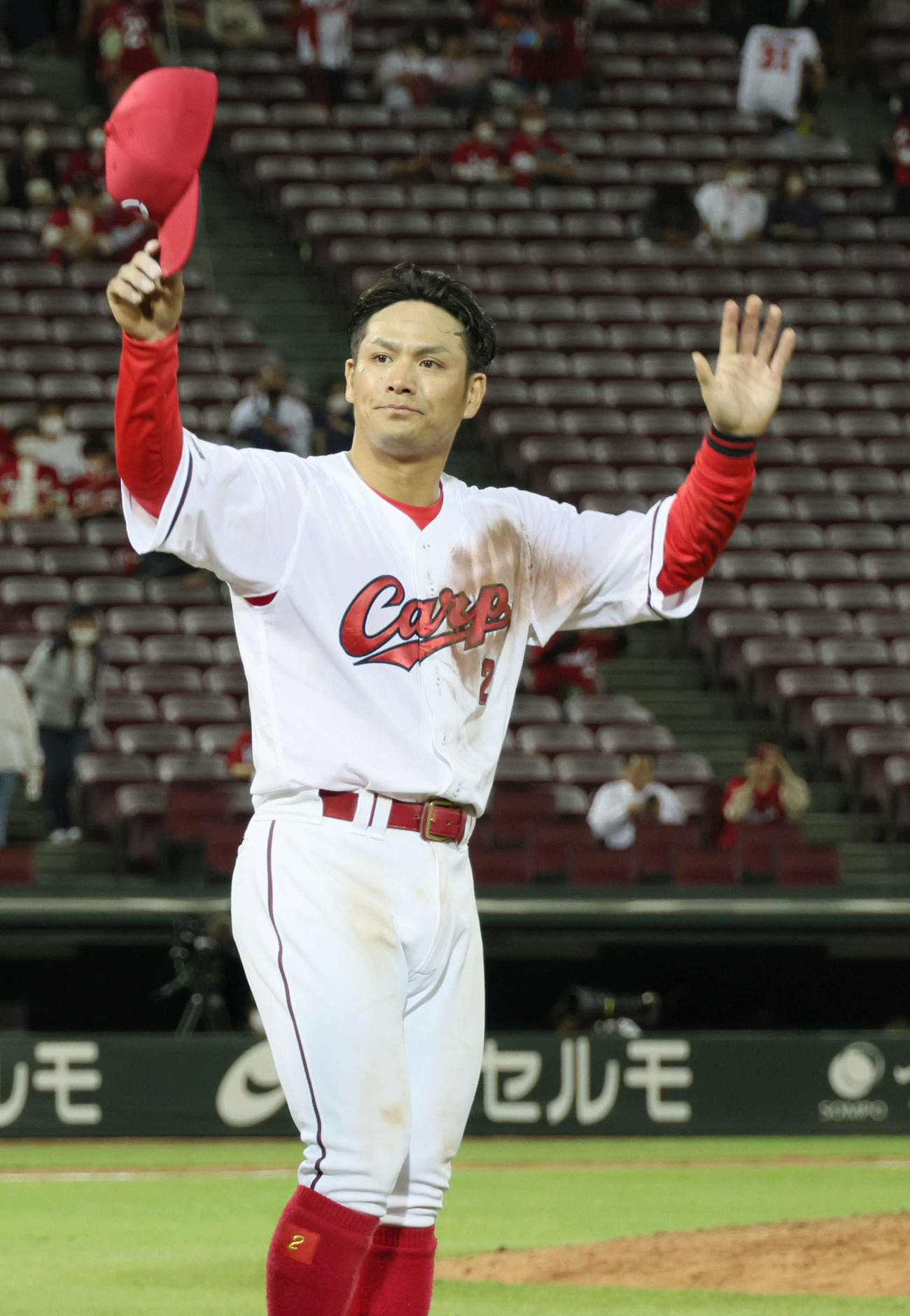 ファンの声援に応える田中（撮影・加藤孝規）