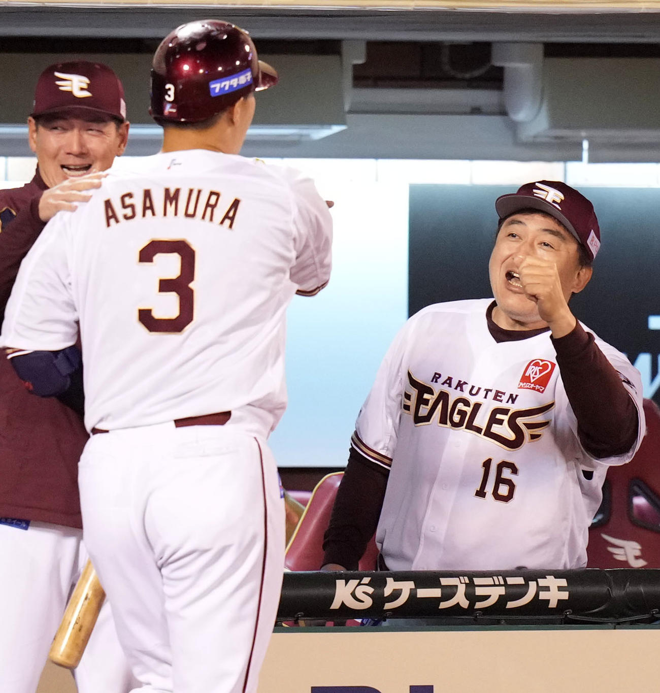 楽天対日本ハム　8回裏楽天無死一塁、左越え2点本塁打を放った浅村とタッチを交わす石井監督（右）（撮影・横山健太）