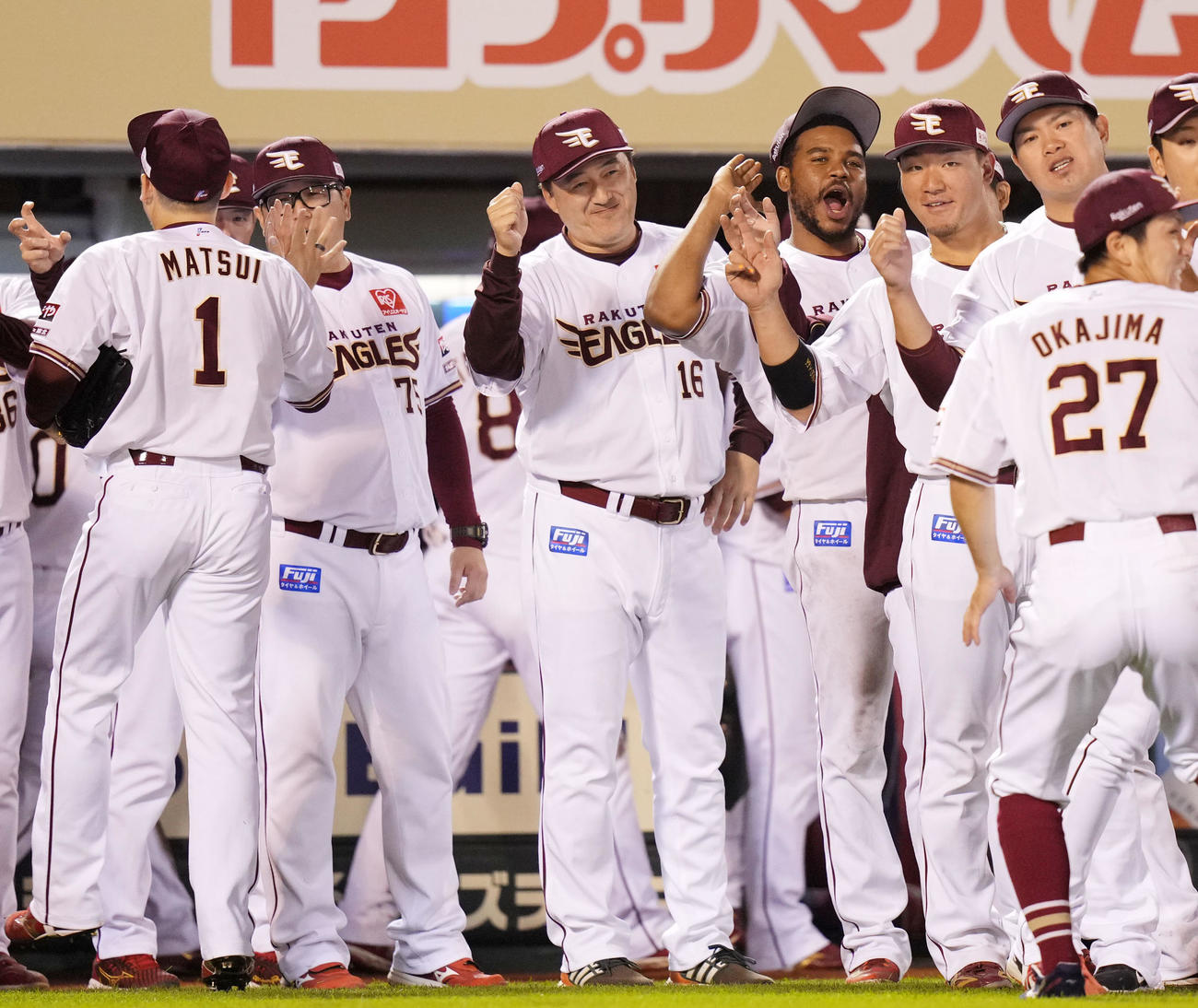 楽天対日本ハム　日本ハムに勝利しチームメートと笑顔でタッチを交わす楽天石井監督（撮影・横山健太）
