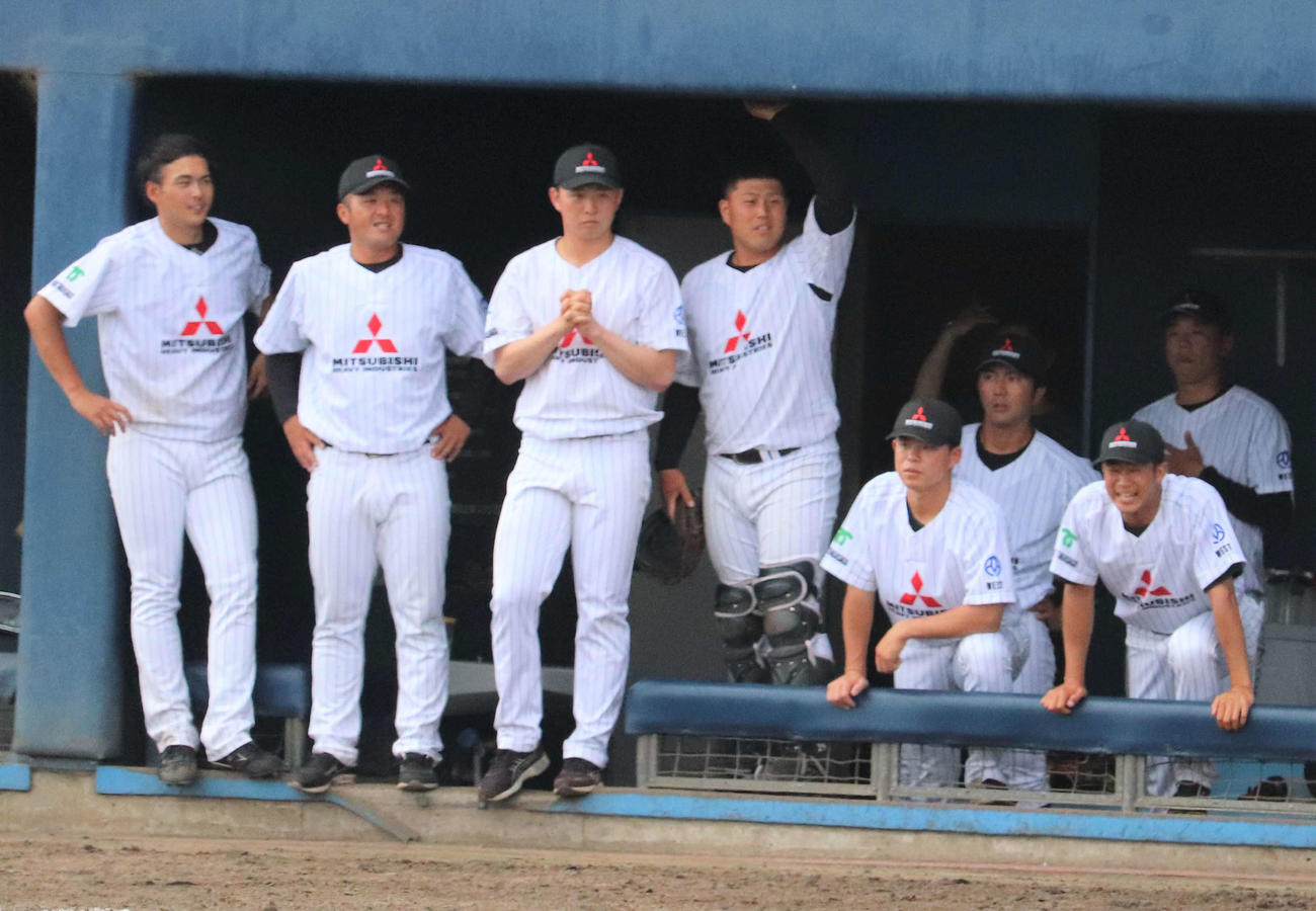 都市対抗近畿地区2次予選　NTT西日本対三菱重工West 8回のチャンスで自軍が勝ち越せるよう祈る先発した竹田祐投手（撮影・中島麗）