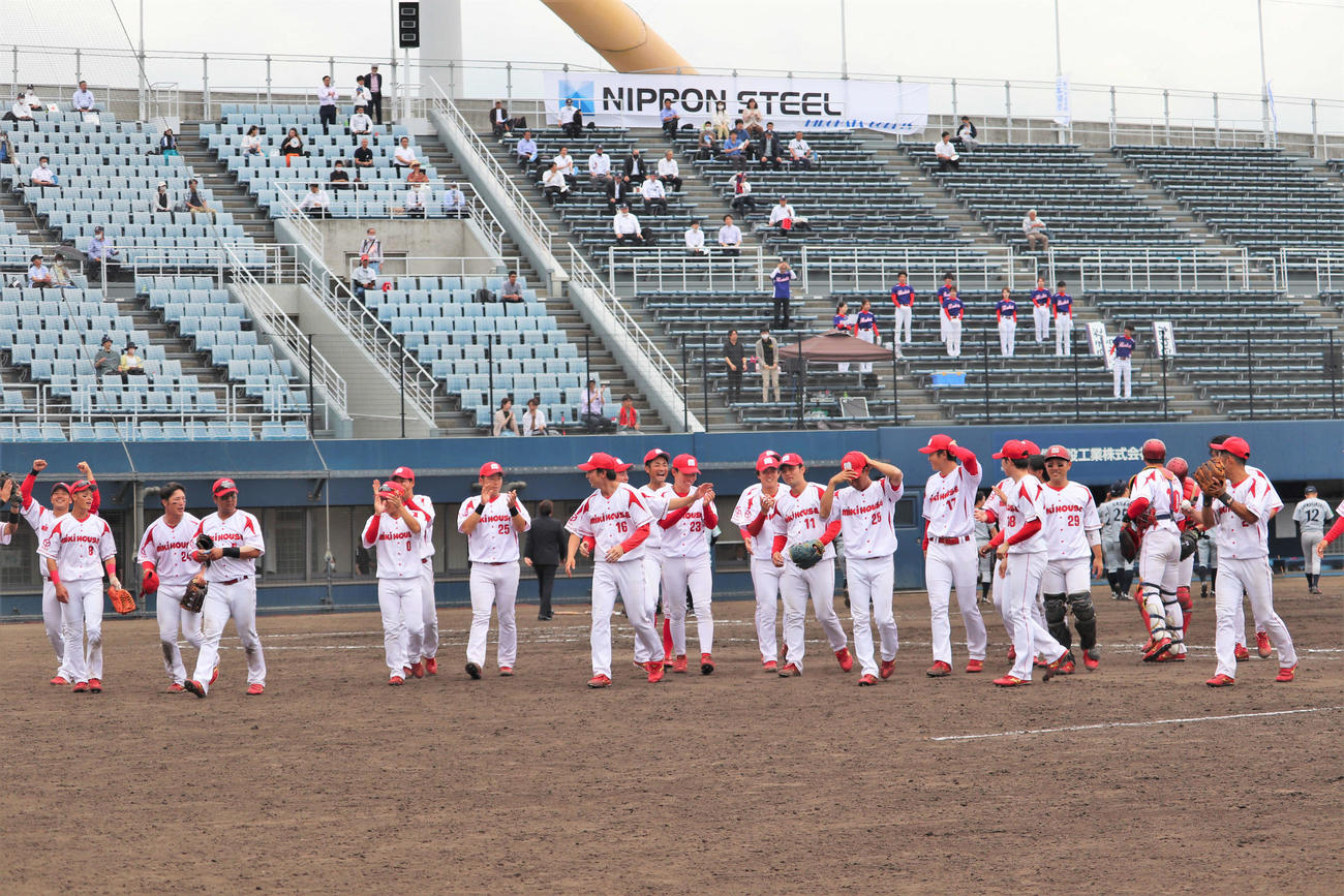 都市対抗近畿地区二次予選　日本製鉄広畑対ミキハウス　第1代表決定戦へ駒を進めたミキハウスナイン（撮影・中島麗）