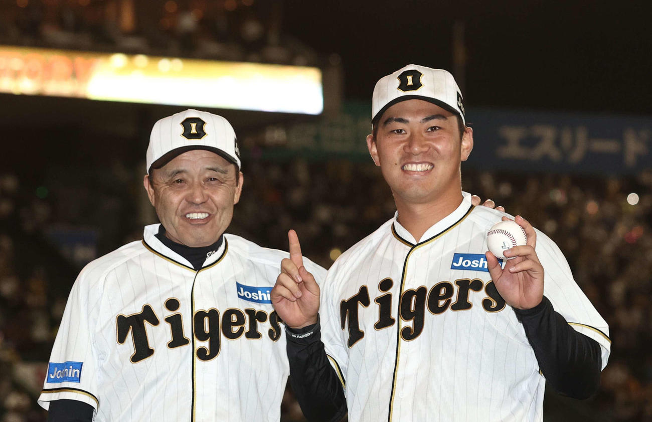 プロ初勝利をあげた桐敷（右）は岡田監督からの祝福に笑顔を見せる（撮影・上田博志）