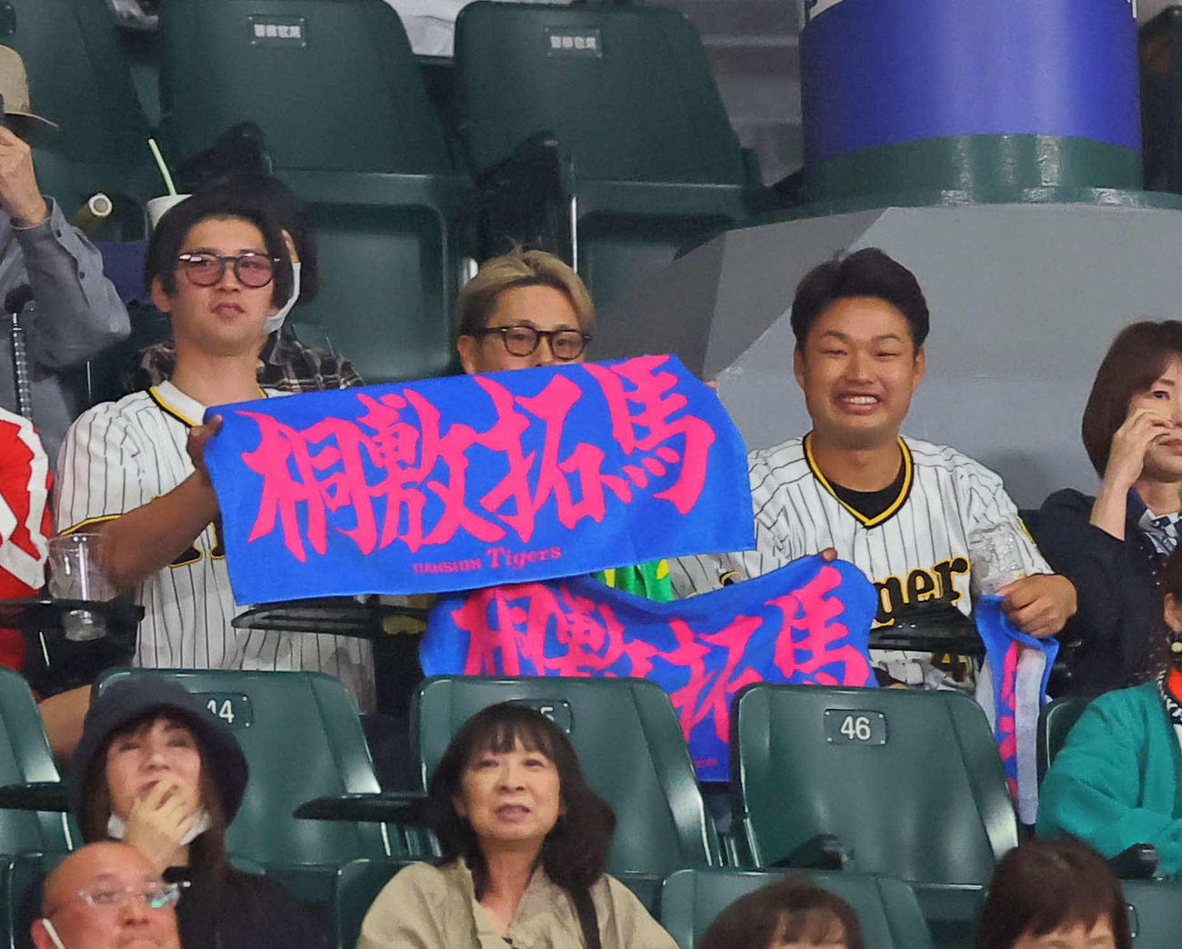 甲子園で応援する元チームメート。左から稲垣さん、伊達さん、入谷さん（撮影・上田博志）