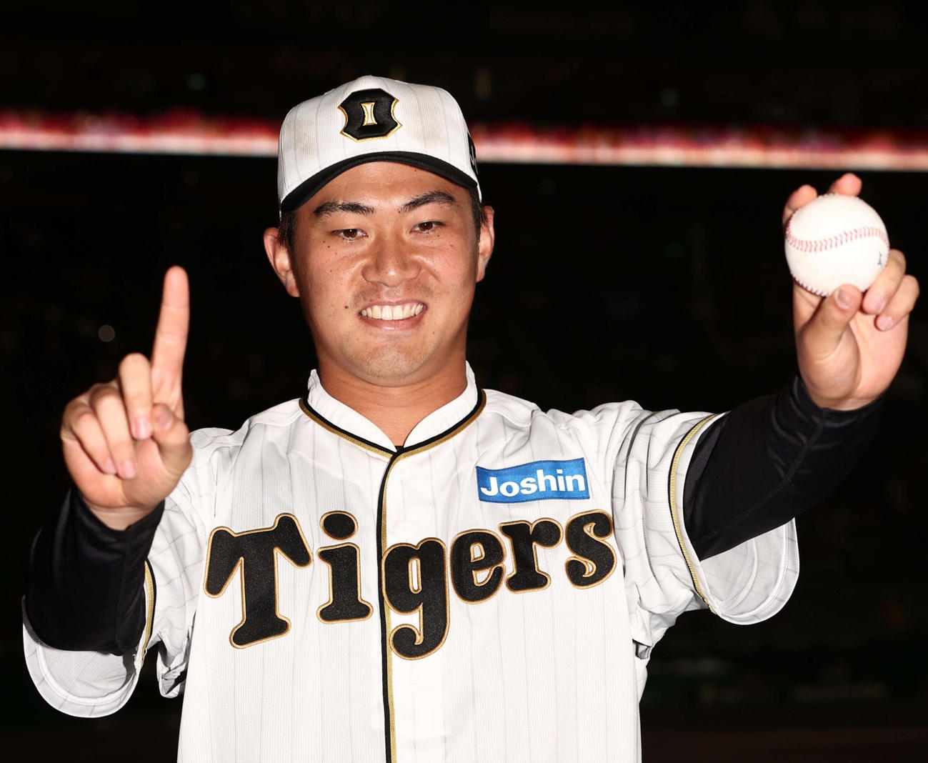 勝利球を手に笑顔を見せる桐敷（撮影・上田博志）