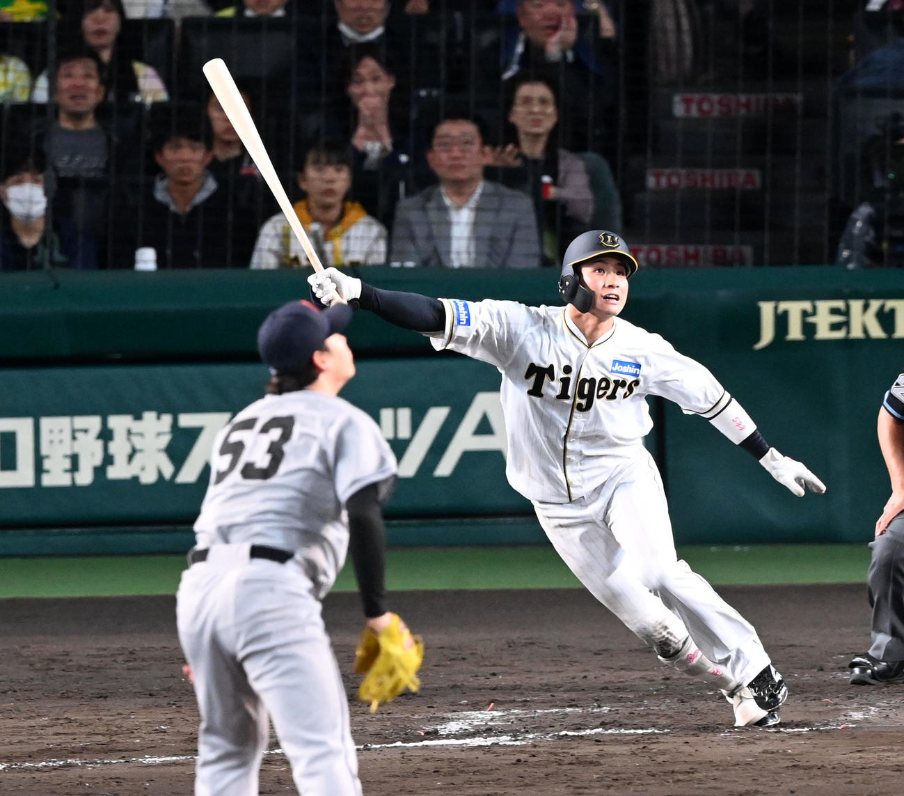 7回裏阪神1死満塁、木浪は左翼へ同点犠飛を放つ。投手高梨（撮影・前岡正明）
