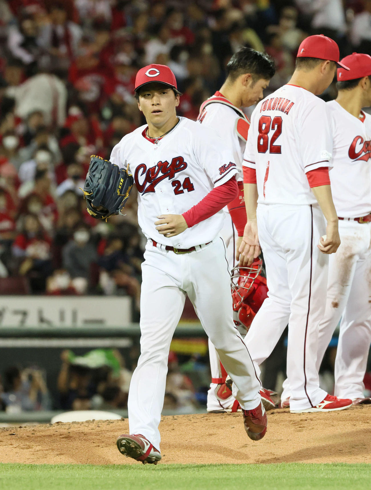 4回表ヤクルト1死一、二塁、3失点し降板する黒原（撮影・加藤孝規）