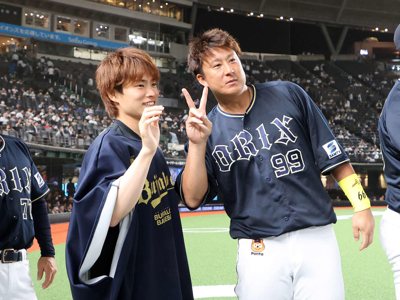 今季初勝利を挙げたオリックス山岡（左）とピースサインの杉本（撮影・鈴木正人）