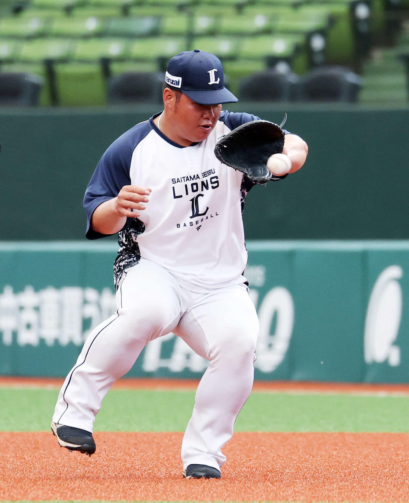 西武対オリックス　ノックを受ける西武渡部（撮影・鈴木正人）