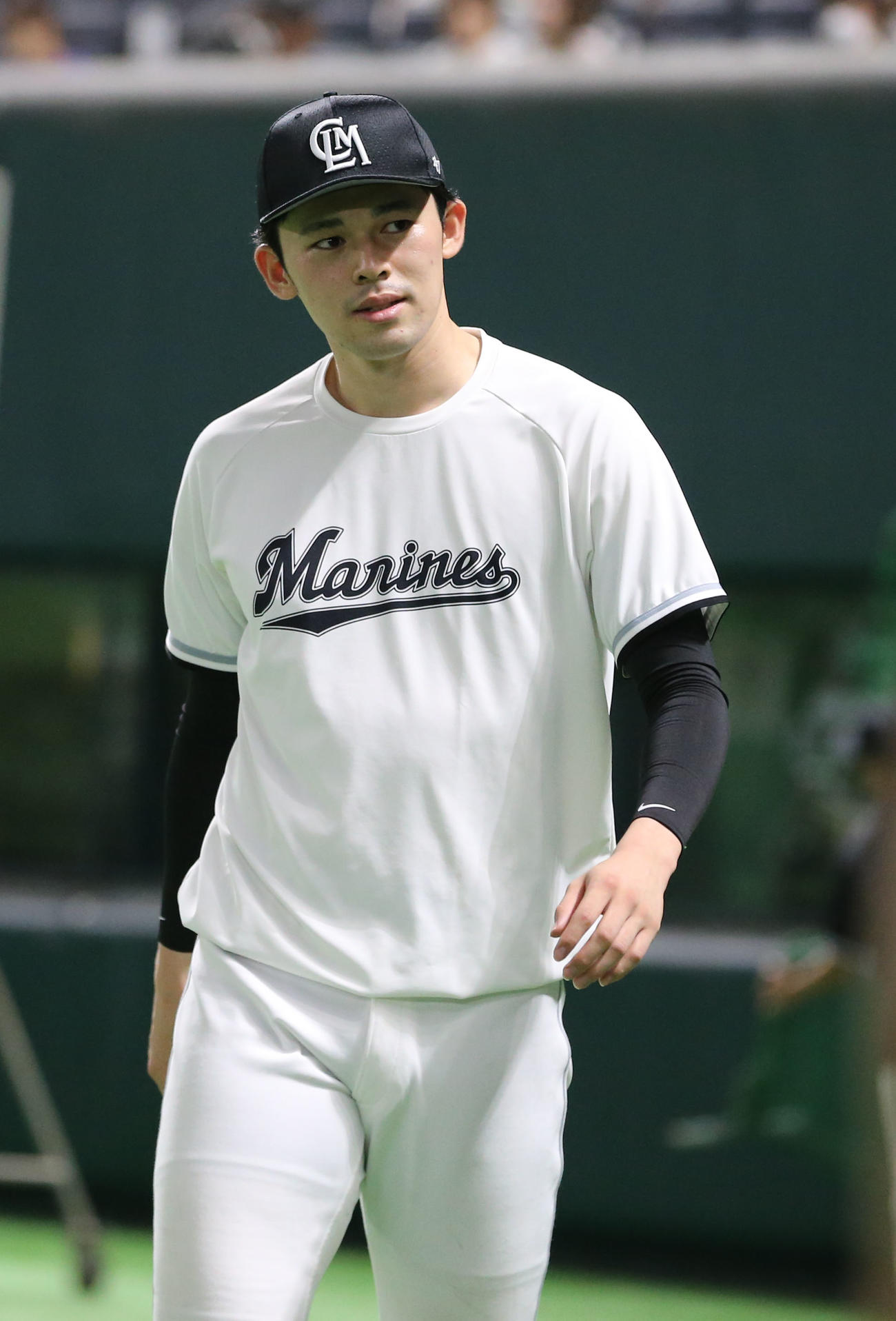 ソフトバンク対ロッテ　マウンドを確認する佐々木（撮影・冨田成美）