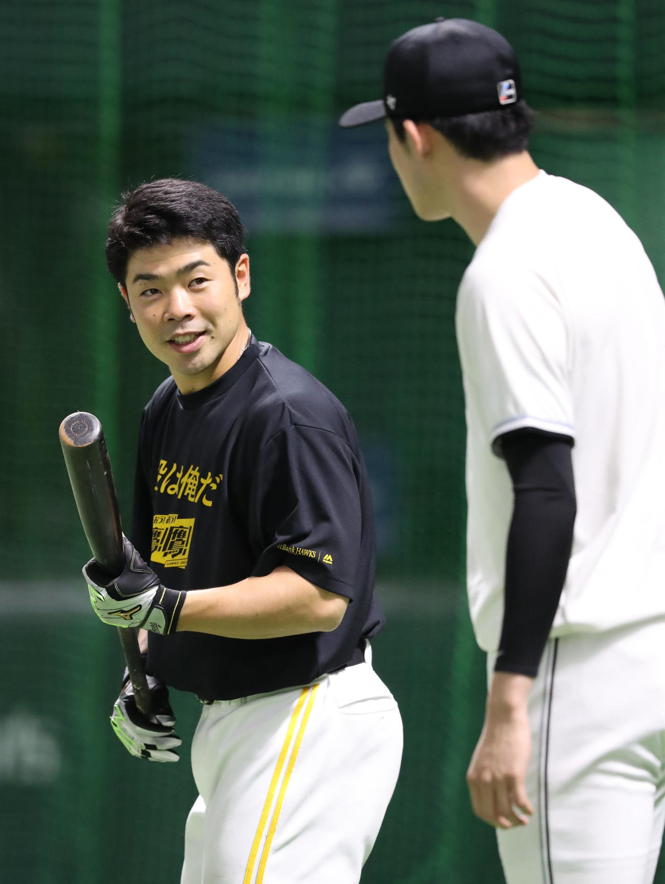 ソフトバンク対ロッテ　近藤にあいさつをする佐々木（撮影・冨田成美）