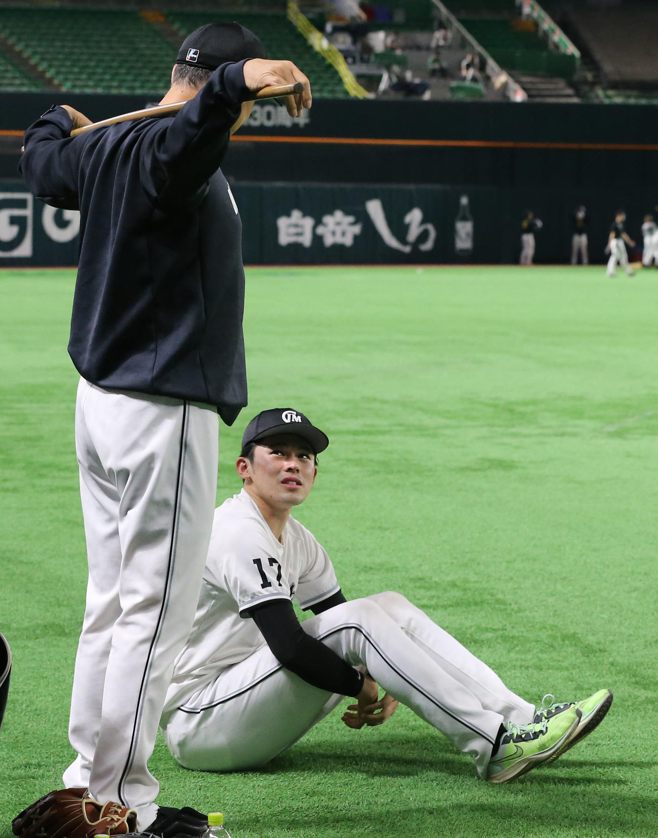 ソフトバンク対ロッテ　練習前に吉井監督(左)と話をする佐々木（撮影・冨田成美）