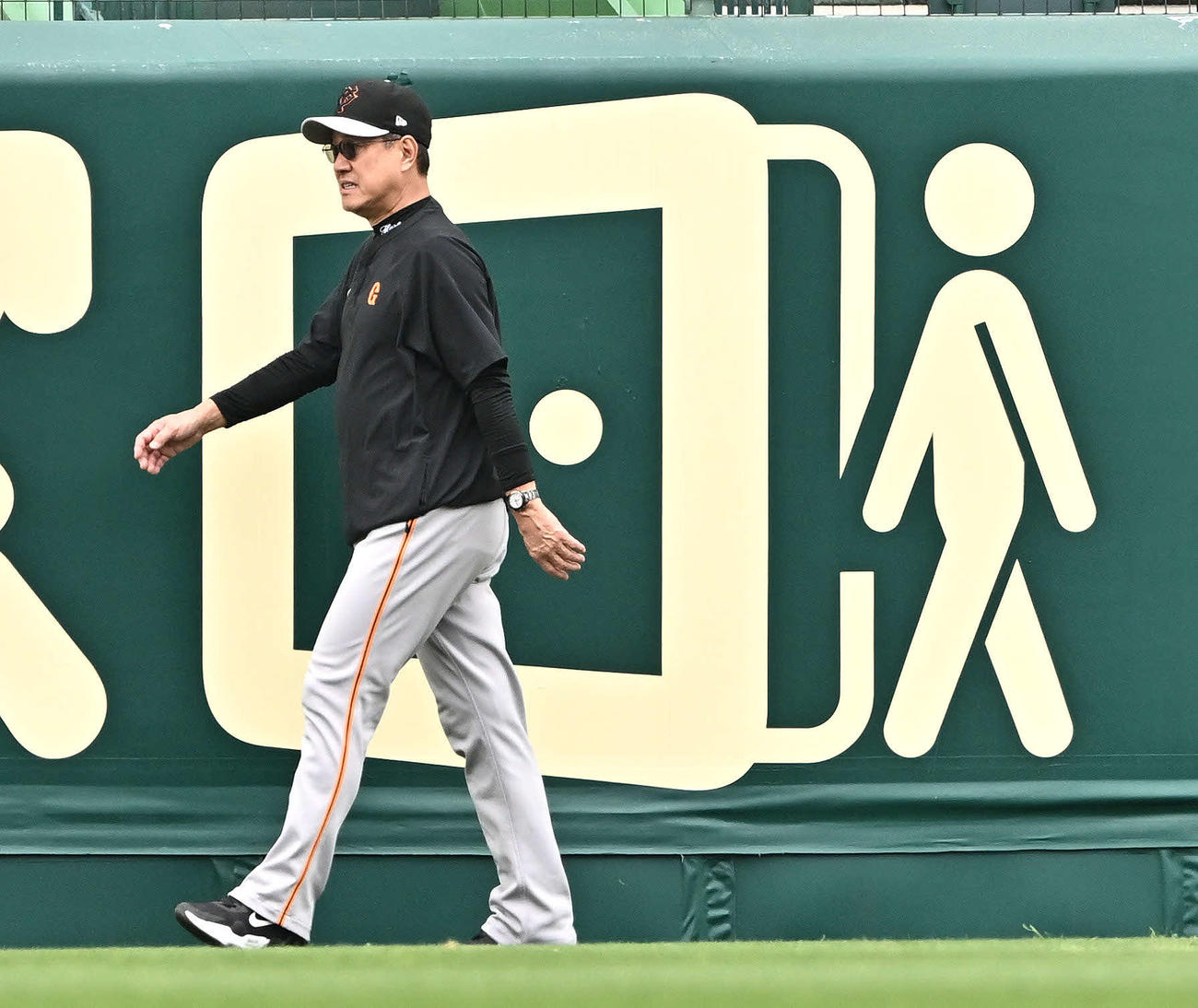 阪神対巨人　試合前練習で巨人原監督はグラウンドを歩く（撮影・滝沢徹郎）