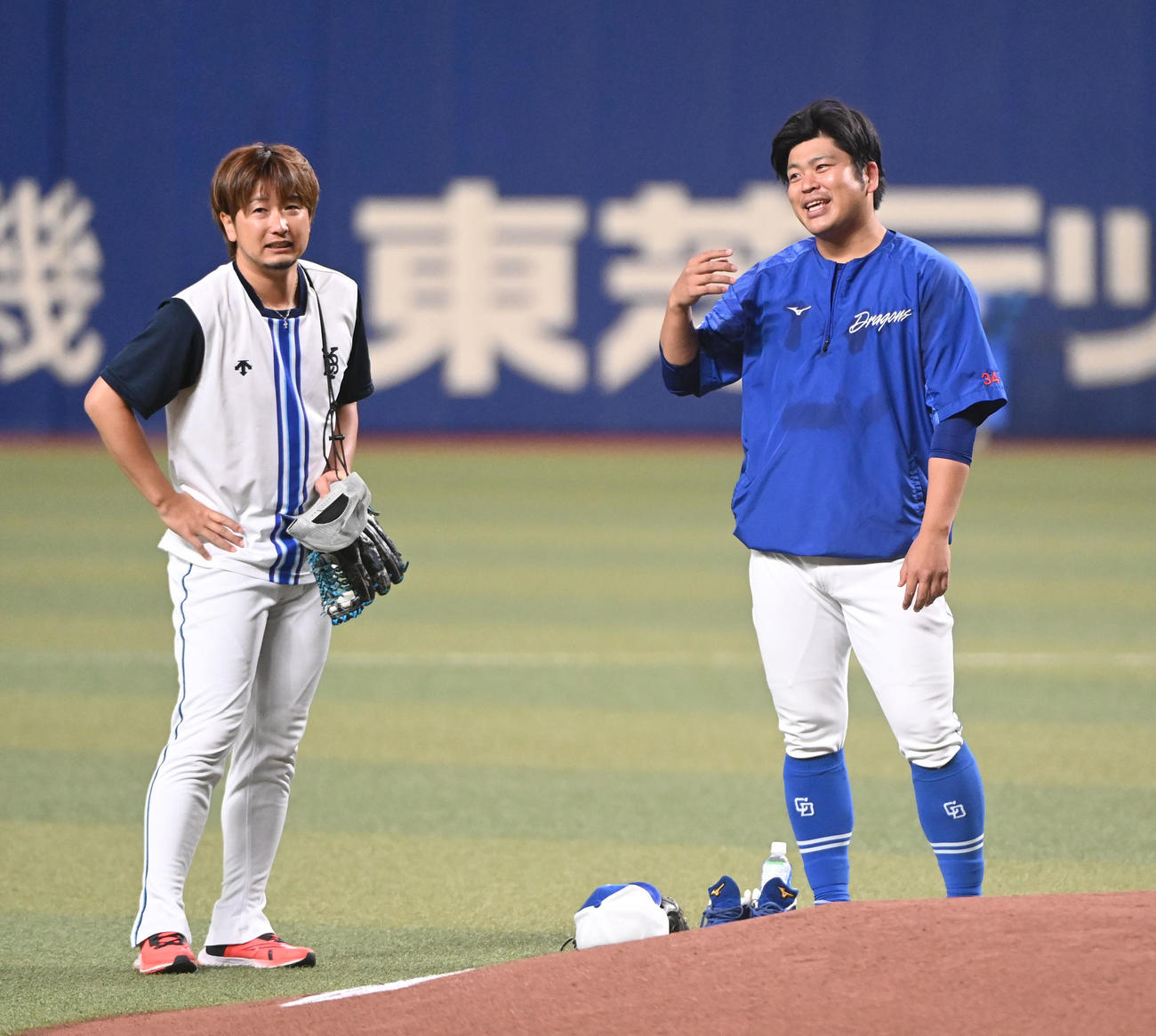 26日、中日対DeNA　試合前、言葉を交わす（左から）三嶋と福（撮影・森本幸一）