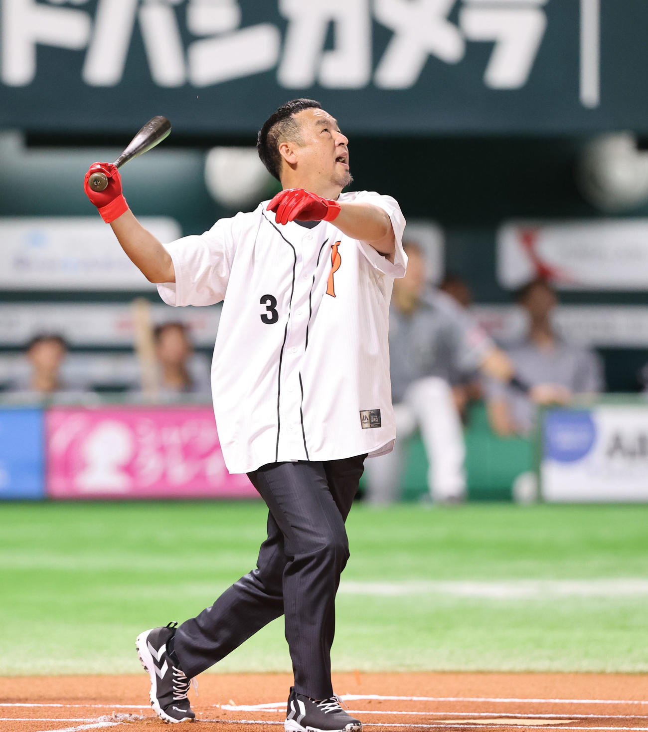 ソフトバンク対ロッテ　セレモニアルピッチで打席に立ち、井川氏と対決した松中氏（撮影・梅根麻紀）