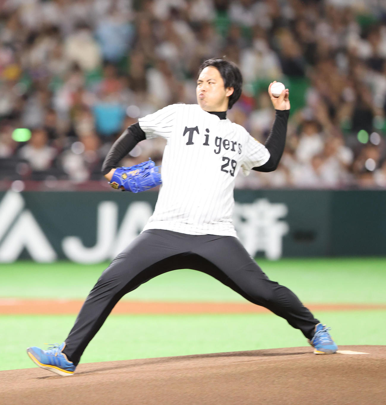 ソフトバンク対ロッテ　セレモニアルピッチで投手を務めた井川氏（撮影・梅根麻紀）