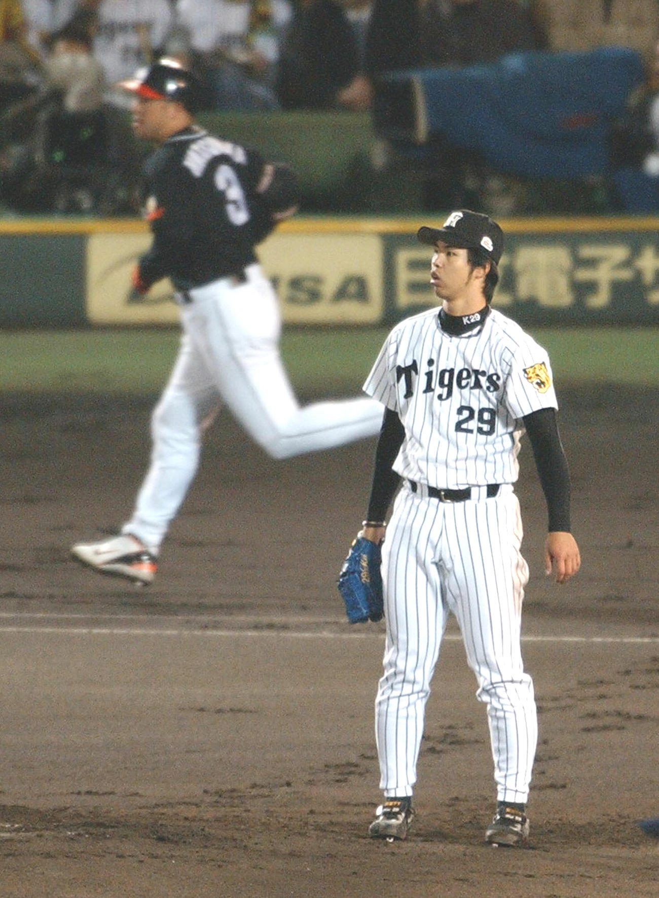 03年日本シリーズ第4戦　ダイエー松中信彦（左）に本塁打を打たれぼう然の阪神井川慶