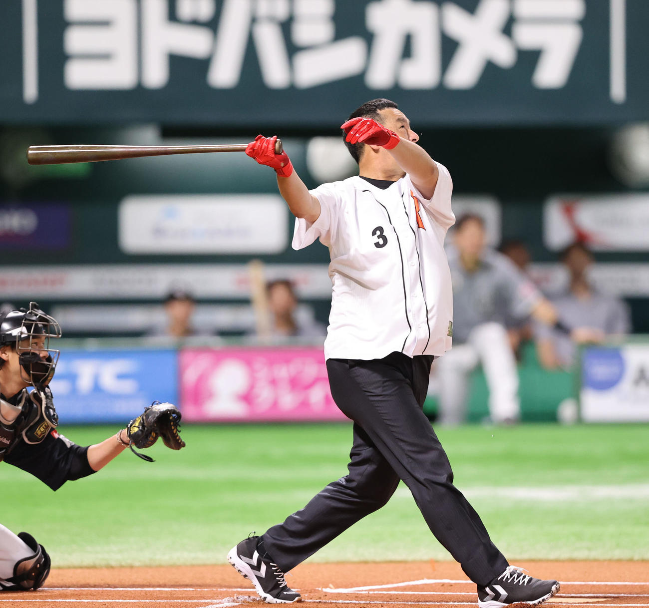 ソフトバンク対ロッテ　セレモニアルピッチで打席に立ち、井川氏と対決した松中氏（撮影・梅根麻紀）