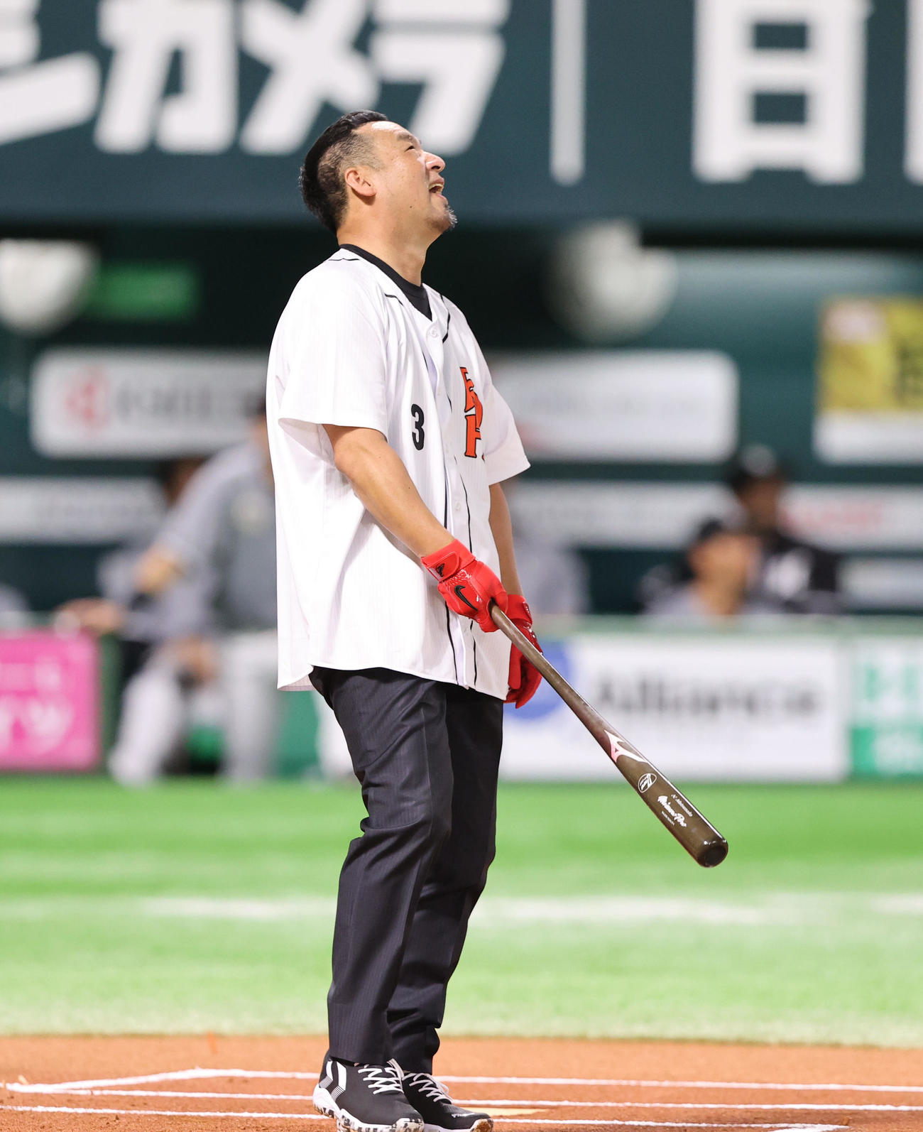 ソフトバンク対ロッテ　セレモニアルピッチで打席に立ち、井川氏と対決した松中氏（撮影・梅根麻紀）