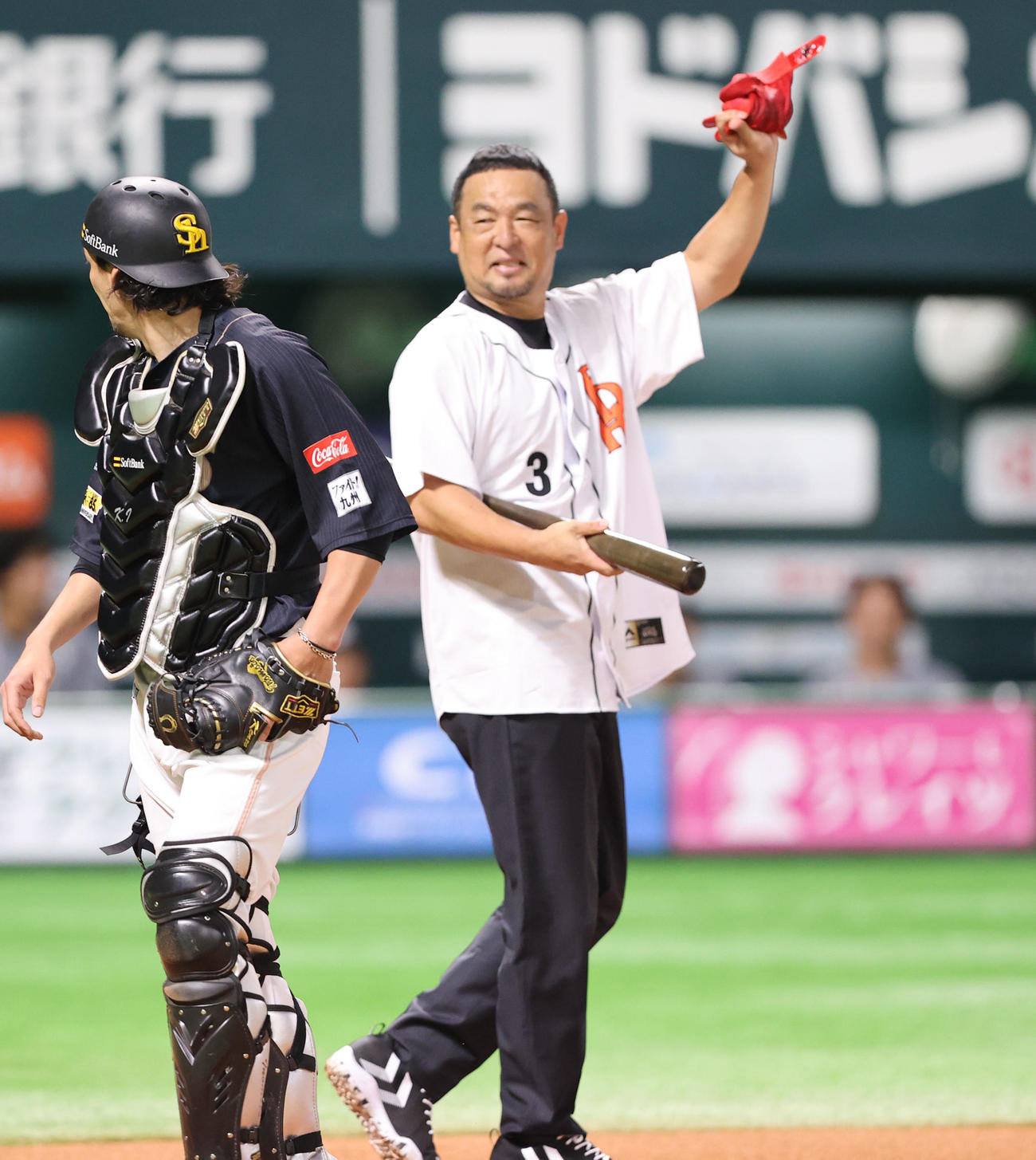 ソフトバンク対ロッテ　セレモニアルピッチで打席に立ち、井川氏と対決した松中氏（撮影・梅根麻紀）