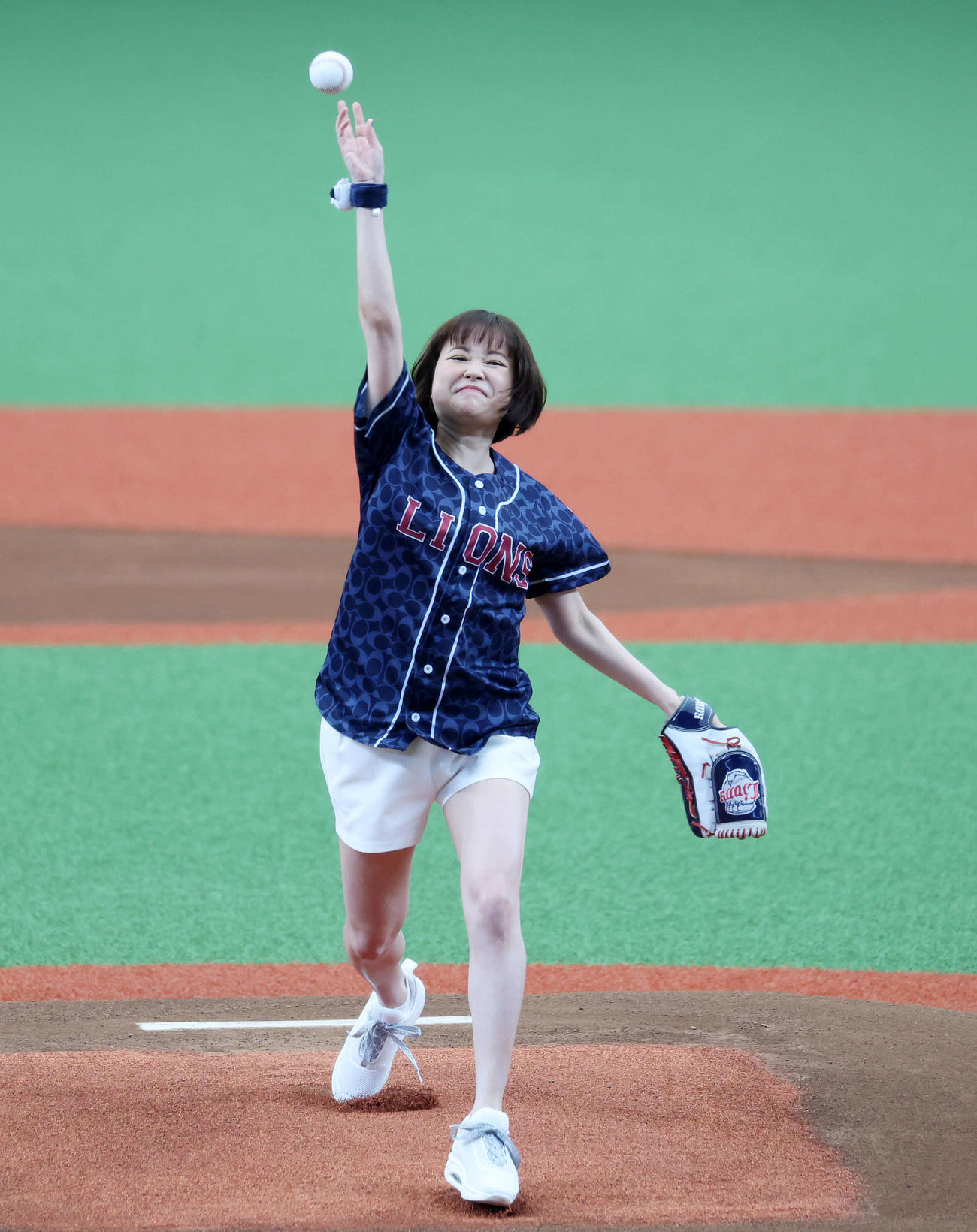 西武対オリックス　セレモニアルピッチに臨む大原櫻子（撮影・鈴木正人）