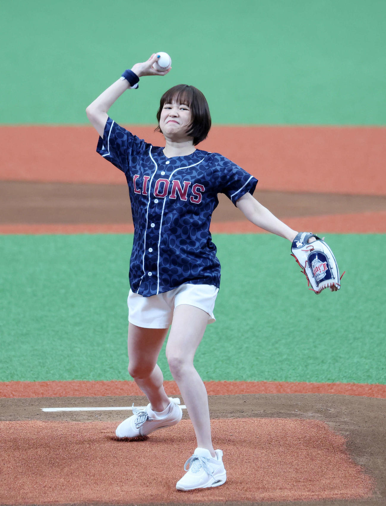 西武対オリックス　セレモニアルピッチに臨む大原櫻子（撮影・鈴木正人）