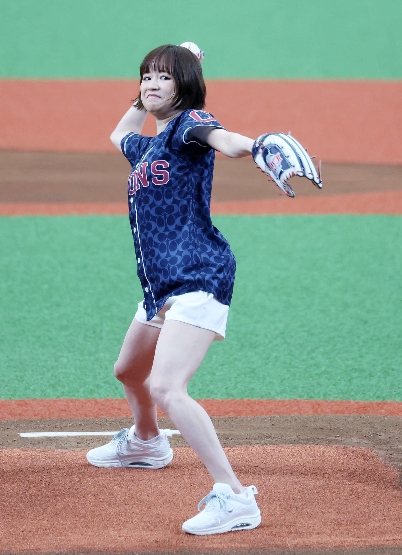 西武対オリックス　セレモニアルピッチに臨む大原櫻子（撮影・鈴木正人）