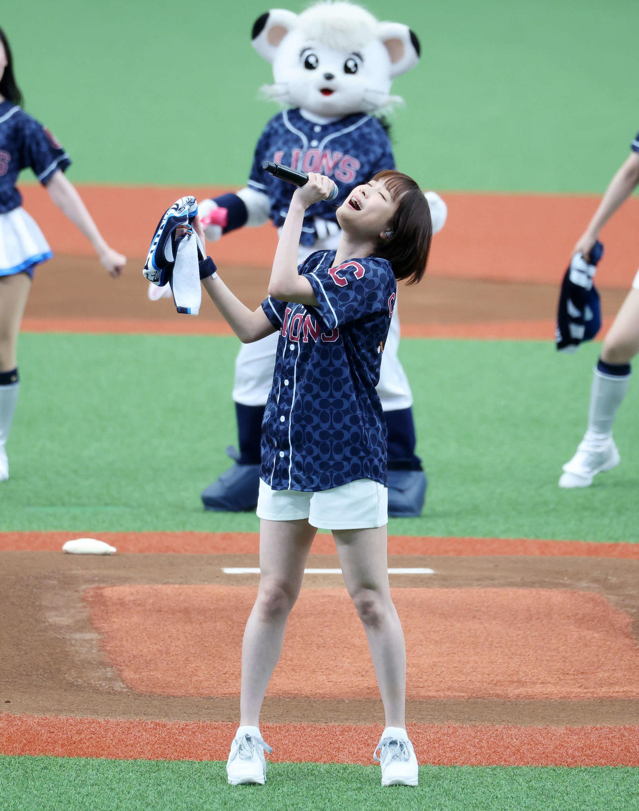 西武対オリックス　試合前、ミニコンサートで熱唱する大原櫻子（撮影・鈴木正人）