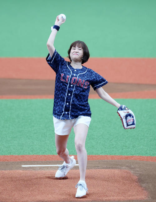 西武】大原櫻子が始球式で大暴投「ごめんなさ～い！」ベルーナドーム