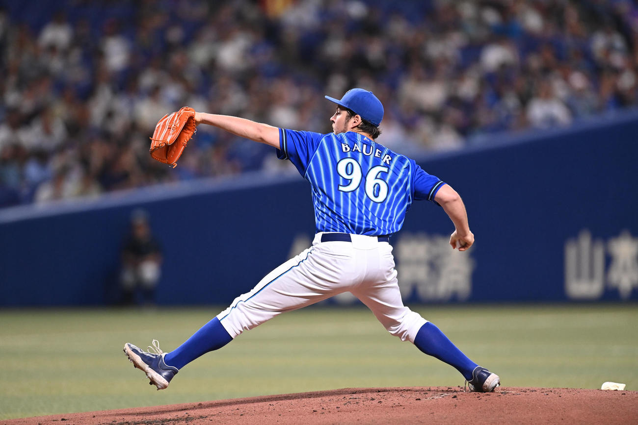 中日対DeNA 1回裏、登板するDeNA先発のバウアー（撮影・森本幸一）