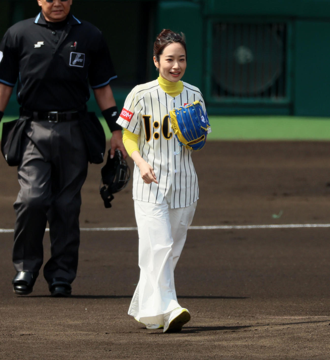 阪神対巨人　始球式を行う俳優の藤間爽子（撮影・加藤哉）