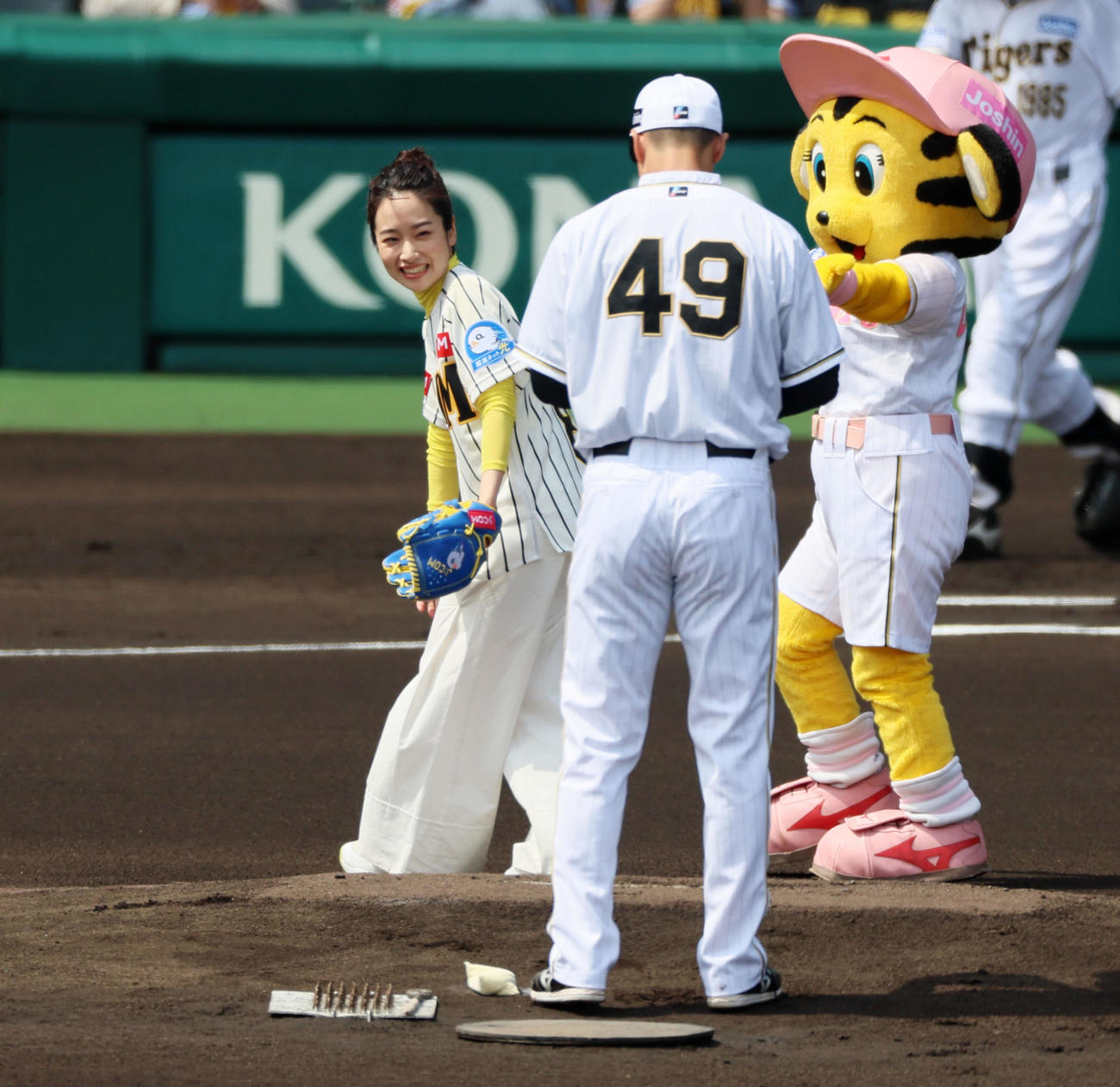阪神対巨人　始球式を行った俳優の藤間爽子（撮影・加藤哉）
