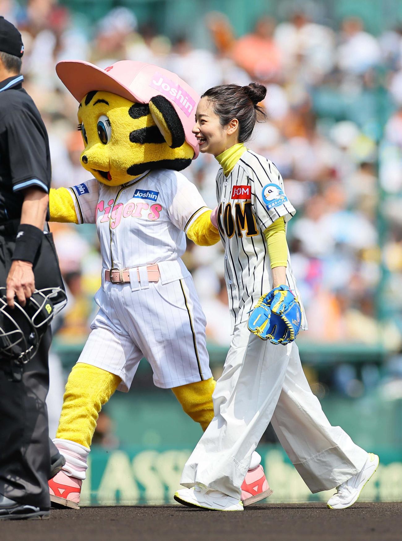 阪神対巨人　始球式を終え笑顔を見せる女優で日本舞踊家の藤間爽子（撮影・上田博志）